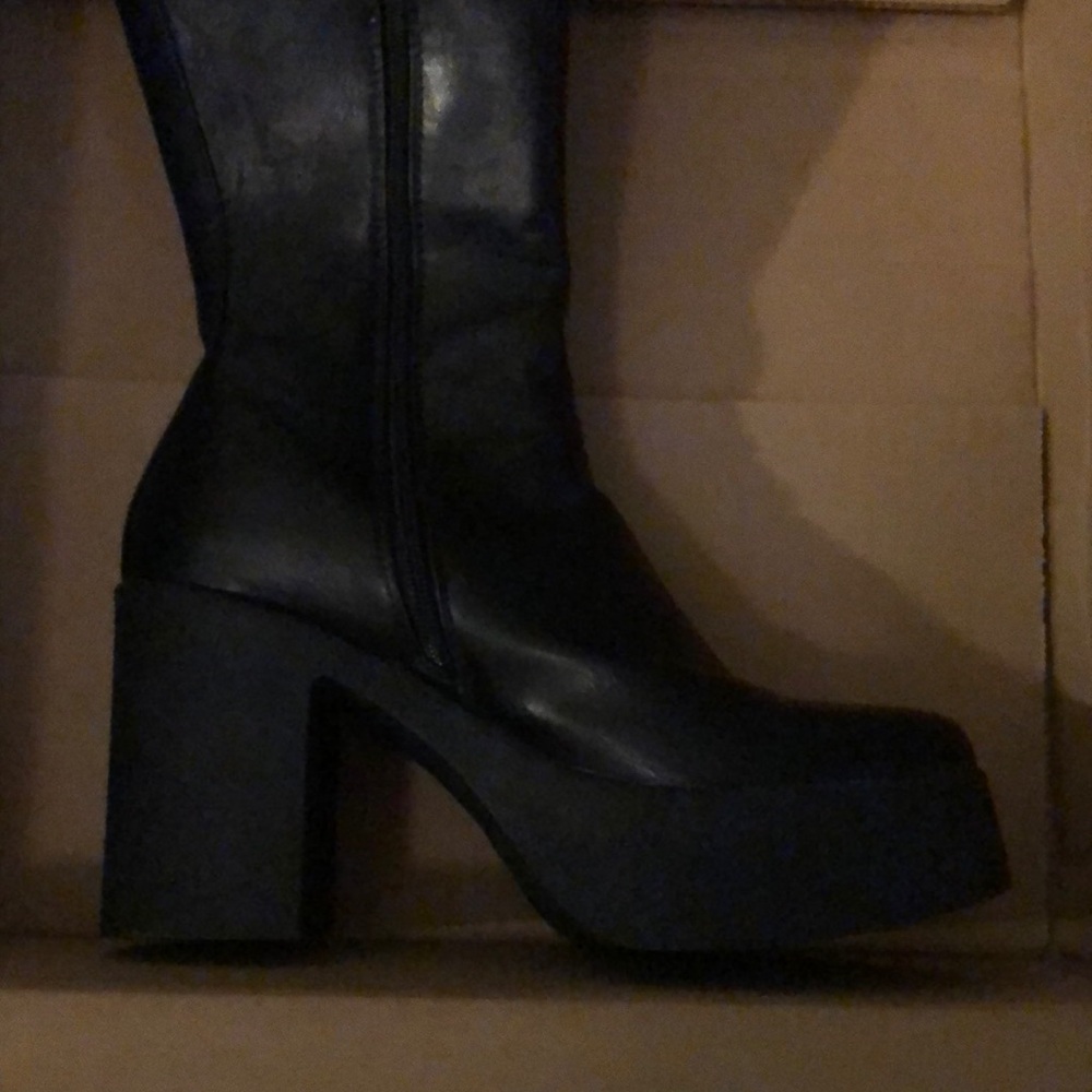 Platform faux leather in black